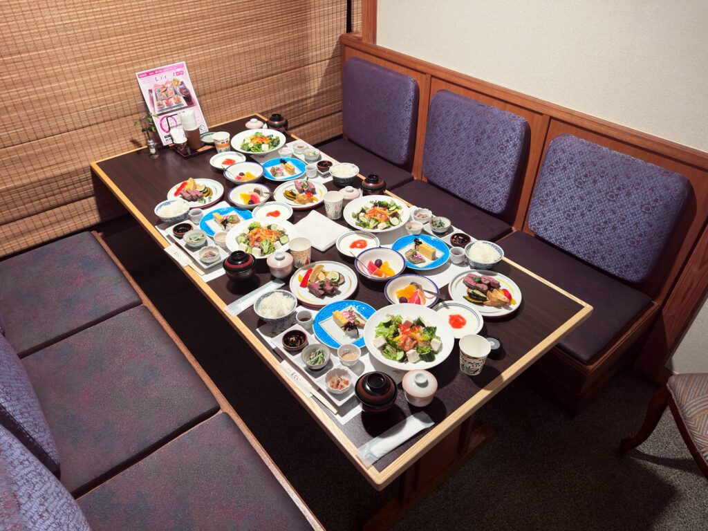 団体夕食 和洋折衷 テーブル半個室席